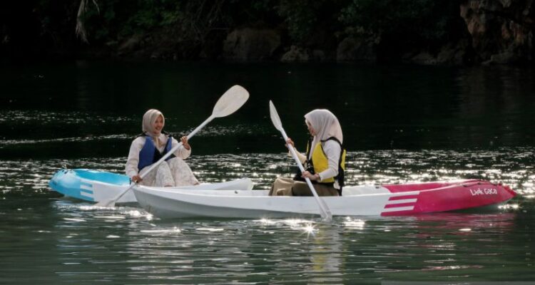 Illustration - Tourists use stand-up paddle boards at Lhok Gaca Lake, Aceh Besar, Aceh, Sunday (July 12, 2026). Photo Source: Antara News Agency