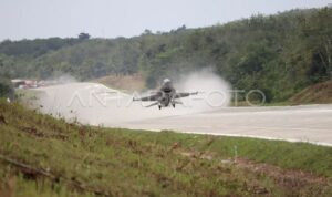 An F-16 fighter jet conducts a landing test on the Trans-Sumatra Toll Road in Lampung on Wednesday (February 11, 2026). Photo Source: Antara News Agency