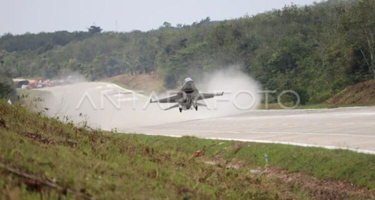 An F-16 fighter jet conducts a landing test on the Trans-Sumatra Toll Road in Lampung on Wednesday (February 11, 2026). Photo Source: Antara News Agency
