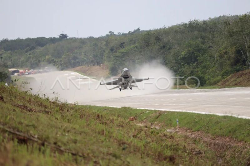 An F-16 fighter jet conducts a landing test on the Trans-Sumatra Toll Road in Lampung on Wednesday (February 11, 2026). Photo Source: Antara News Agency An F-16 fighter jet conducts a landing test on the Trans-Sumatra Toll Road in Lampung on Wednesday (February 11, 2026). Photo Source: Antara News Agency
