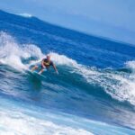 Arsip foto - Wisatawan berselancar di Pulau Simeulue, Aceh. Sumber foto: Antara