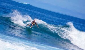 Arsip foto - Wisatawan berselancar di Pulau Simeulue, Aceh. Sumber foto: Antara