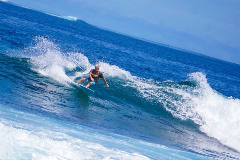 Arsip foto - Wisatawan berselancar di Pulau Simeulue, Aceh. Sumber foto: Antara