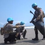 Para calon Kontingen Garuda Bhayangkara Satgas FPU 8 MINUSCA mengikuti rangkaian Latihan Pra Tugas (Latpragas) dan Jalan Juang yang diisi dengan aksi sosial bersih Pantai Parangtritis, Kabupaten Bantul, Daerah Istimewa Yogyakarta, Senin (7/9/2026). Sumber foto: Antara