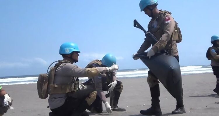 Para calon Kontingen Garuda Bhayangkara Satgas FPU 8 MINUSCA mengikuti rangkaian Latihan Pra Tugas (Latpragas) dan Jalan Juang yang diisi dengan aksi sosial bersih Pantai Parangtritis, Kabupaten Bantul, Daerah Istimewa Yogyakarta, Senin (7/9/2026). Sumber foto: Antara