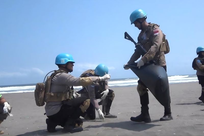 Para calon Kontingen Garuda Bhayangkara Satgas FPU 8 MINUSCA mengikuti rangkaian Latihan Pra Tugas (Latpragas) dan Jalan Juang yang diisi dengan aksi sosial bersih Pantai Parangtritis, Kabupaten Bantul, Daerah Istimewa Yogyakarta, Senin (7/9/2026). Sumber foto: Antara Para calon Kontingen Garuda Bhayangkara Satgas FPU 8 MINUSCA mengikuti rangkaian Latihan Pra Tugas (Latpragas) dan Jalan Juang yang diisi dengan aksi sosial bersih Pantai Parangtritis, Kabupaten Bantul, Daerah Istimewa Yogyakarta, Senin (7/9/2026). Sumber foto: Antara
