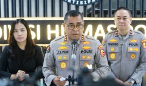 Kadiv Humas Polri Irjen Pol. Johnny Eddizon Isir (tengah). Sumber foto: Antara