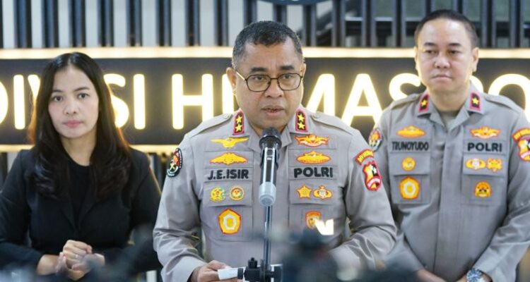 Kadiv Humas Polri Irjen Pol. Johnny Eddizon Isir (tengah). Sumber foto: Antara