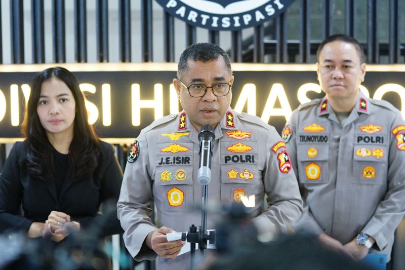 Kadiv Humas Polri Irjen Pol. Johnny Eddizon Isir (tengah). Sumber foto: Antara Kadiv Humas Polri Irjen Pol. Johnny Eddizon Isir (tengah). Sumber foto: Antara