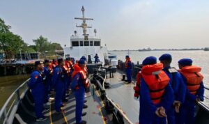 Personel Korps Kepolisian Air dan Udara (Korpolairud) Baharkam Polri bersiap membantu penanganan pencarian KM Virgo Transport 8 yang mengalami kecelakaan di Laut Jawa, Minggu (13/9/2026). Sumber foto: Antara