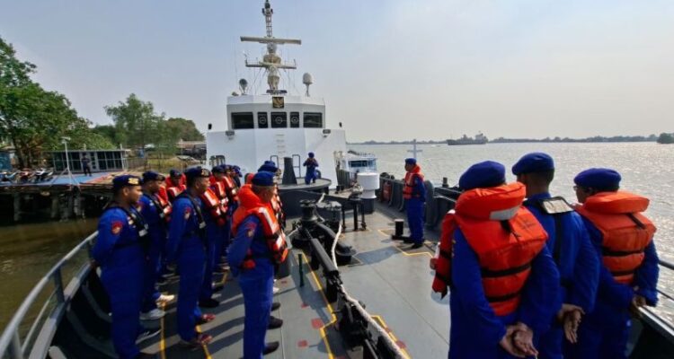 Personel Korps Kepolisian Air dan Udara (Korpolairud) Baharkam Polri bersiap membantu penanganan pencarian KM Virgo Transport 8 yang mengalami kecelakaan di Laut Jawa, Minggu (13/9/2026). Sumber foto: Antara