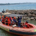 Petugas dari tim SAR gabungan melakukan persiapan untuk melanjutkan operasi pencarian terhadap rombongan jurnalis yang hilang kontak di sekitar perairan Selat Sunda ketika meliput aktivitas Gunung Anak Krakatau, Pandeglang, Banten pada Kamis (10/9/2026). Sumber foto: Antara