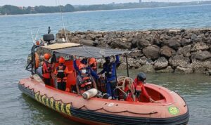 Petugas dari tim SAR gabungan melakukan persiapan untuk melanjutkan operasi pencarian terhadap rombongan jurnalis yang hilang kontak di sekitar perairan Selat Sunda ketika meliput aktivitas Gunung Anak Krakatau, Pandeglang, Banten pada Kamis (10/9/2026). Sumber foto: Antara Petugas dari tim SAR gabungan melakukan persiapan untuk melanjutkan operasi pencarian terhadap rombongan jurnalis yang hilang kontak di sekitar perairan Selat Sunda ketika meliput aktivitas Gunung Anak Krakatau, Pandeglang, Banten pada Kamis (10/9/2026). Sumber foto: Antara