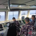 Petugas dari TNI AL melakukan pemantauan dari atas kapal yang turut diterjunkan dalam operasi pencarian lima jurnalis yang hilang kontak di perairan Selat Sunda, Kabupaten Pandeglang, Banten pada Kamis (10/9/2026). Sumber foto: Antara