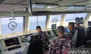 Petugas dari TNI AL melakukan pemantauan dari atas kapal yang turut diterjunkan dalam operasi pencarian lima jurnalis yang hilang kontak di perairan Selat Sunda, Kabupaten Pandeglang, Banten pada Kamis (10/9/2026). Sumber foto: Antara Petugas dari TNI AL melakukan pemantauan dari atas kapal yang turut diterjunkan dalam operasi pencarian lima jurnalis yang hilang kontak di perairan Selat Sunda, Kabupaten Pandeglang, Banten pada Kamis (10/9/2026). Sumber foto: Antara