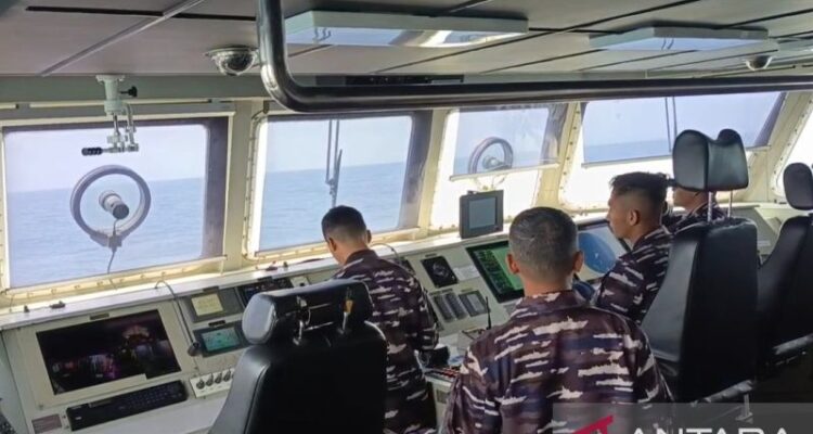 Petugas dari TNI AL melakukan pemantauan dari atas kapal yang turut diterjunkan dalam operasi pencarian lima jurnalis yang hilang kontak di perairan Selat Sunda, Kabupaten Pandeglang, Banten pada Kamis (10/9/2026). Sumber foto: Antara