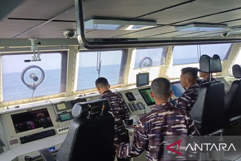 Petugas dari TNI AL melakukan pemantauan dari atas kapal yang turut diterjunkan dalam operasi pencarian lima jurnalis yang hilang kontak di perairan Selat Sunda, Kabupaten Pandeglang, Banten pada Kamis (10/9/2026). Sumber foto: Antara
