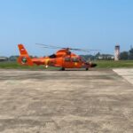 Basarnas Banten menerjunkan unit Helikopter Dauphin AS365 N3+ dengan nomor registrasi HR-3604 sebagai mendukung pencarian lima jurnalis yang hilang kontak di area perairan Selat Sunda, Kabupaten Pandeglang pada Kamis (10/9/2026). Sumber foto: Antara