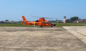 Basarnas Banten menerjunkan unit Helikopter Dauphin AS365 N3+ dengan nomor registrasi HR-3604 sebagai mendukung pencarian lima jurnalis yang hilang kontak di area perairan Selat Sunda, Kabupaten Pandeglang pada Kamis (10/9/2026). Sumber foto: Antara