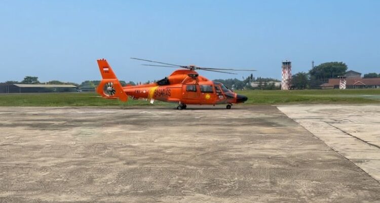 Basarnas Banten menerjunkan unit Helikopter Dauphin AS365 N3+ dengan nomor registrasi HR-3604 sebagai mendukung pencarian lima jurnalis yang hilang kontak di area perairan Selat Sunda, Kabupaten Pandeglang pada Kamis (10/9/2026). Sumber foto: Antara