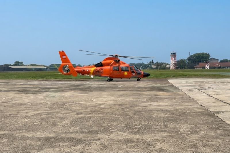 Basarnas Banten menerjunkan unit Helikopter Dauphin AS365 N3+ dengan nomor registrasi HR-3604 sebagai mendukung pencarian lima jurnalis yang hilang kontak di area perairan Selat Sunda, Kabupaten Pandeglang pada Kamis (10/9/2026). Sumber foto: Antara