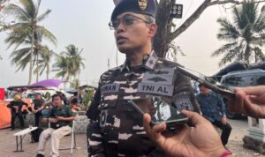 Danlanal Banten Letkol Laut (P) Wawan Subagyo Mardani memberikan keterangan terkait temuan rompi pelampung dalam operasi pencarian jurnalis yang hilang kontak di Selat Sunda, Pandeglang, Banten, Kamis (10/9/2026). Sumber foto: Antara Danlanal Banten Letkol Laut (P) Wawan Subagyo Mardani memberikan keterangan terkait temuan rompi pelampung dalam operasi pencarian jurnalis yang hilang kontak di Selat Sunda, Pandeglang, Banten, Kamis (10/9/2026). Sumber foto: Antara