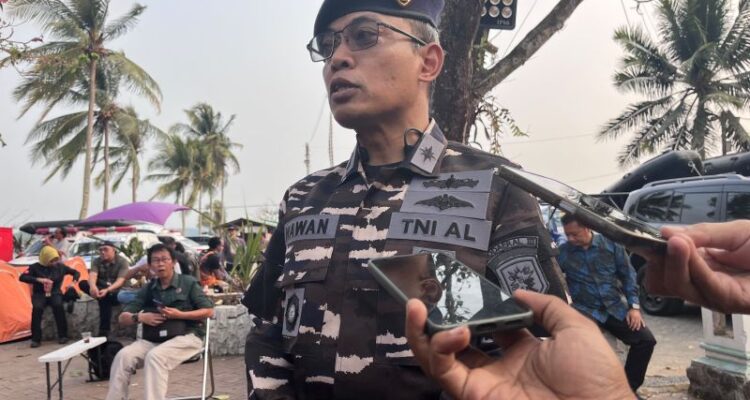 Danlanal Banten Letkol Laut (P) Wawan Subagyo Mardani memberikan keterangan terkait temuan rompi pelampung dalam operasi pencarian jurnalis yang hilang kontak di Selat Sunda, Pandeglang, Banten, Kamis (10/9/2026). Sumber foto: Antara