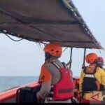 Sejumlah personel Basarnas melakukan pencarian pada hari kelima operasi pencarian jurnalis dan awak kapal yang hilang kontak di perairan Carita, Pandeglang, Banten, Sabtu (12/9/2026). Sumber foto: Antara