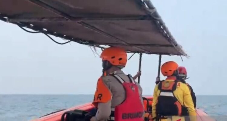 Sejumlah personel Basarnas melakukan pencarian pada hari kelima operasi pencarian jurnalis dan awak kapal yang hilang kontak di perairan Carita, Pandeglang, Banten, Sabtu (12/9/2026). Sumber foto: Antara