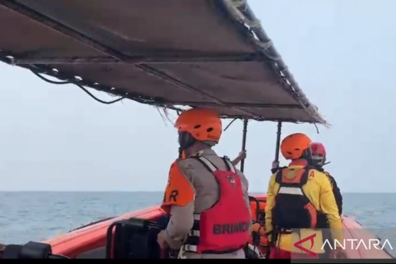 Sejumlah personel Basarnas melakukan pencarian pada hari kelima operasi pencarian jurnalis dan awak kapal yang hilang kontak di perairan Carita, Pandeglang, Banten, Sabtu (12/9/2026). Sumber foto: Antara Sejumlah personel Basarnas melakukan pencarian pada hari kelima operasi pencarian jurnalis dan awak kapal yang hilang kontak di perairan Carita, Pandeglang, Banten, Sabtu (12/9/2026). Sumber foto: Antara