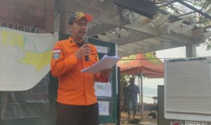 Kepala Sub Seksi Operasi dan Siaga Basarnas Banten, Rizky Dwianto menyampaikan pernyataan dalam Operasi SAR di Pandeglang, Banten, Minggu (13/9/2026). Sumber foto: Antara Kepala Sub Seksi Operasi dan Siaga Basarnas Banten, Rizky Dwianto menyampaikan pernyataan dalam Operasi SAR di Pandeglang, Banten, Minggu (13/9/2026). Sumber foto: Antara
