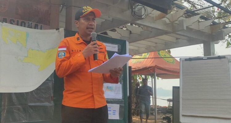 Kepala Sub Seksi Operasi dan Siaga Basarnas Banten, Rizky Dwianto menyampaikan pernyataan dalam Operasi SAR di Pandeglang, Banten, Minggu (13/9/2026). Sumber foto: Antara