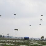 Personel gabungan lintas negara menjalani terjun status penyerbuan lewat udara dalam ajang Latihan Gabungan Bersama (Latgabma) Multinasional Super Garuda Shield (SGS) 2026 di Daerah Latihan Puslatpur TNI AD, Martapura, Sumatera Selatan, Jumat (4/9/2026). Sumber foto: Antara
