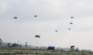 Personel gabungan lintas negara menjalani terjun status penyerbuan lewat udara dalam ajang Latihan Gabungan Bersama (Latgabma) Multinasional Super Garuda Shield (SGS) 2026 di Daerah Latihan Puslatpur TNI AD, Martapura, Sumatera Selatan, Jumat (4/9/2026). Sumber foto: Antara Personel gabungan lintas negara menjalani terjun status penyerbuan lewat udara dalam ajang Latihan Gabungan Bersama (Latgabma) Multinasional Super Garuda Shield (SGS) 2026 di Daerah Latihan Puslatpur TNI AD, Martapura, Sumatera Selatan, Jumat (4/9/2026). Sumber foto: Antara