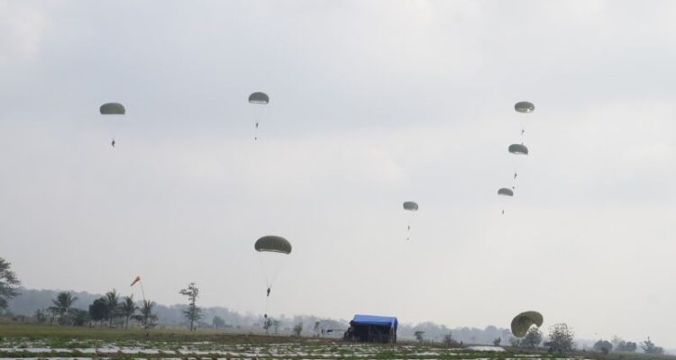 Personel gabungan lintas negara menjalani terjun status penyerbuan lewat udara dalam ajang Latihan Gabungan Bersama (Latgabma) Multinasional Super Garuda Shield (SGS) 2026 di Daerah Latihan Puslatpur TNI AD, Martapura, Sumatera Selatan, Jumat (4/9/2026). Sumber foto: Antara