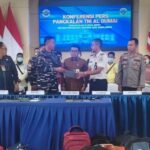 Personel Lanal Dumai menyerahkan delapan warga negara asing (WNA) asal Bangladesh yang diamankan bersama delapan pekerja migran Indonesia (PMI) nonprosedural kepada Imigrasi Dumai untuk penanganan lebih lanjut di Dumai, Riau, Rabu (2/9/2026). Sumber foto: Antara