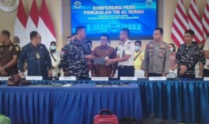 Personel Lanal Dumai menyerahkan delapan warga negara asing (WNA) asal Bangladesh yang diamankan bersama delapan pekerja migran Indonesia (PMI) nonprosedural kepada Imigrasi Dumai untuk penanganan lebih lanjut di Dumai, Riau, Rabu (2/9/2026). Sumber foto: Antara Personel Lanal Dumai menyerahkan delapan warga negara asing (WNA) asal Bangladesh yang diamankan bersama delapan pekerja migran Indonesia (PMI) nonprosedural kepada Imigrasi Dumai untuk penanganan lebih lanjut di Dumai, Riau, Rabu (2/9/2026). Sumber foto: Antara