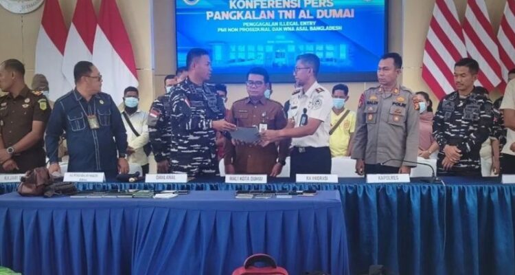 Personel Lanal Dumai menyerahkan delapan warga negara asing (WNA) asal Bangladesh yang diamankan bersama delapan pekerja migran Indonesia (PMI) nonprosedural kepada Imigrasi Dumai untuk penanganan lebih lanjut di Dumai, Riau, Rabu (2/9/2026). Sumber foto: Antara