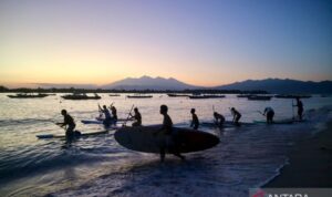 Tourists engage in paddleboarding at Gili Trawangan Beach, North Lombok, West Nusa Tenggara, on Monday (10/8/2026). Photo source: Antara News Agency