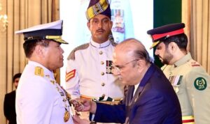 Kepala Staf TNI AL (KASAL) Laksamana TNI Muhammad Ali (kiri) menerima bintang kehormatan Republik Islam Pakistan "Nishan-e-Imtiaz (Military)" dari Presiden Pakistan Asif Ali Zardari dalam upacara penghargaan di Istana Kepresidenan Pakistan Aiwan-e-Sadr, Islamabad, Senin (14/09/2026). Sumber foto: Antara