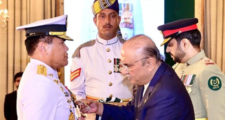 Kepala Staf TNI AL (KASAL) Laksamana TNI Muhammad Ali (kiri) menerima bintang kehormatan Republik Islam Pakistan "Nishan-e-Imtiaz (Military)" dari Presiden Pakistan Asif Ali Zardari dalam upacara penghargaan di Istana Kepresidenan Pakistan Aiwan-e-Sadr, Islamabad, Senin (14/09/2026). Sumber foto: Antara