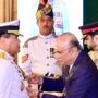 Kepala Staf TNI AL (KASAL) Laksamana TNI Muhammad Ali (kiri) menerima bintang kehormatan Republik Islam Pakistan "Nishan-e-Imtiaz (Military)" dari Presiden Pakistan Asif Ali Zardari dalam upacara penghargaan di Istana Kepresidenan Pakistan Aiwan-e-Sadr, Islamabad, Senin (14/09/2026). Sumber foto: Antara
