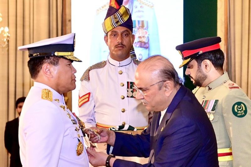 Kepala Staf TNI AL (KASAL) Laksamana TNI Muhammad Ali (kiri) menerima bintang kehormatan Republik Islam Pakistan "Nishan-e-Imtiaz (Military)" dari Presiden Pakistan Asif Ali Zardari dalam upacara penghargaan di Istana Kepresidenan Pakistan Aiwan-e-Sadr, Islamabad, Senin (14/09/2026). Sumber foto: Antara