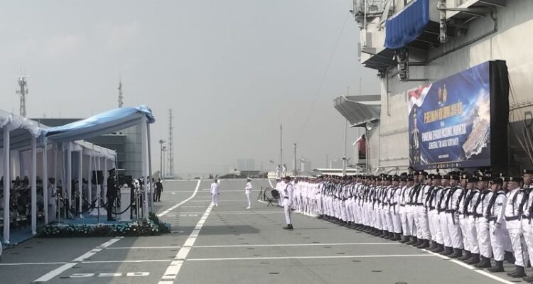 Upacara pemberian nama dan pengibaran bendera merah putih di atas KRI Sriwjaya-100 yang bersandar di Dermaga 107, Pelabuhan Tanjung Priok, Jakarta Utara, Kamis (24/9/2026). Sumber foto: Antara