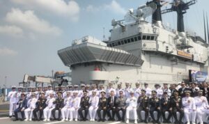 Jajaran pejabat TNI berfoto di atas KRI Sriwijaya-100 di Dermaga 107, Pelabuhan Tanjung Priok, Jakarta Utara, Kamis (24/9/2026). Sumber foto: Antara Jajaran pejabat TNI berfoto di atas KRI Sriwijaya-100 di Dermaga 107, Pelabuhan Tanjung Priok, Jakarta Utara, Kamis (24/9/2026). Sumber foto: Antara