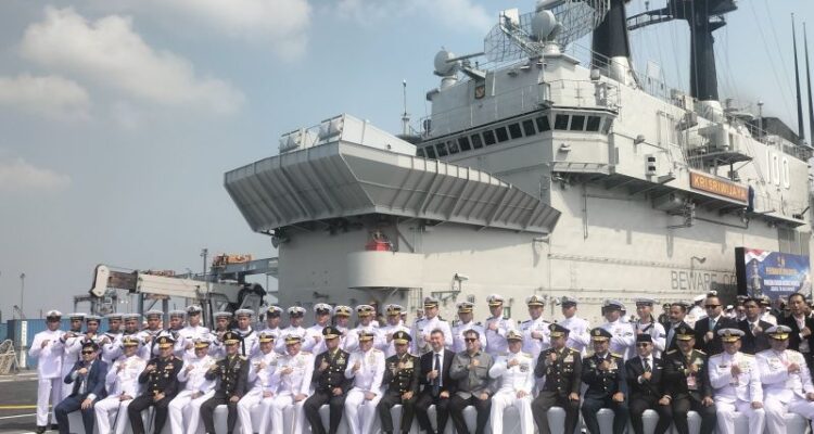 Jajaran pejabat TNI berfoto di atas KRI Sriwijaya-100 di Dermaga 107, Pelabuhan Tanjung Priok, Jakarta Utara, Kamis (24/9/2026). Sumber foto: Antara