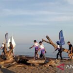 Suasana kegiatan lomba lari yang dikemas memperkenalkan destinasi wisata bahari diKota Makassar lewat Edukasi Run Tourism di Makassar, Minggu (20/9/206). Sumber foto: Antara