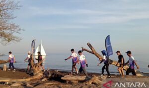 Suasana kegiatan lomba lari yang dikemas memperkenalkan destinasi wisata bahari diKota Makassar lewat Edukasi Run Tourism di Makassar, Minggu (20/9/206). Sumber foto: Antara
