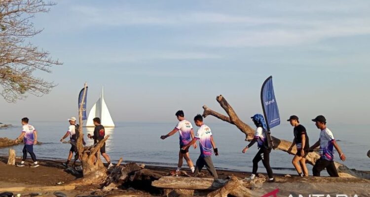 Suasana kegiatan lomba lari yang dikemas memperkenalkan destinasi wisata bahari diKota Makassar lewat Edukasi Run Tourism di Makassar, Minggu (20/9/206). Sumber foto: Antara