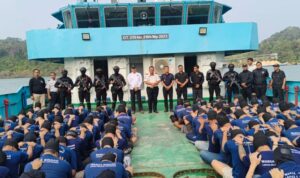 Sebanyak 123 narapidana berada di atas kapal yang membawa mereka menuju Lapas di Pulau Nusakambangan, Cilacap, Jawa Tengah, Kamis (10/9/2026). Sumber foto: Antara